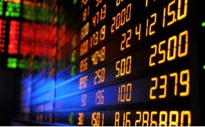 Электронный табло с экраном и монитором компьютера, цифровая техника и аппаратное обеспечение.