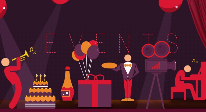 На сцене освещение, толпа, человек с сумкой и воздушный шарик.