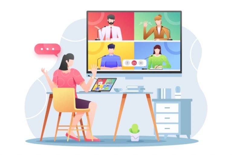 Взрослая женщина и мужчина работают за компьютерами на столе с креслом.