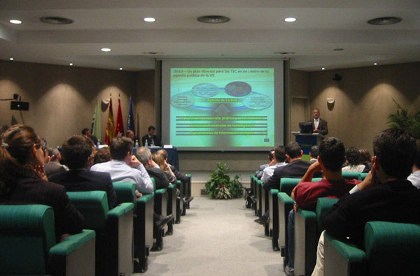 Люди на семинаре в классной комнате: взрослая женщина и толпа взрослых.