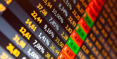 Компьютерное оборудование: монитор с электронным табло и текстом на экране.