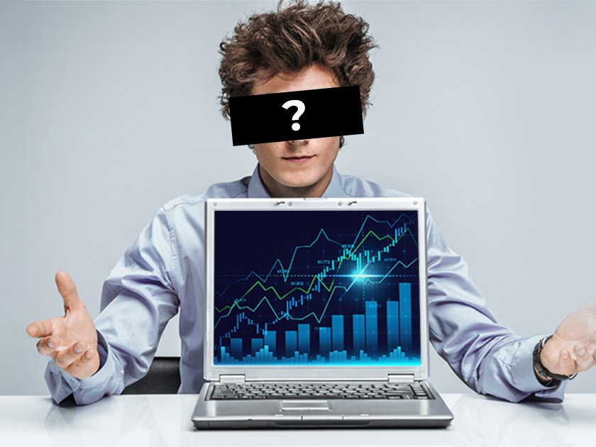 Человек смотрит на ноутбук. Компьютер, электроника, лицо, голова.