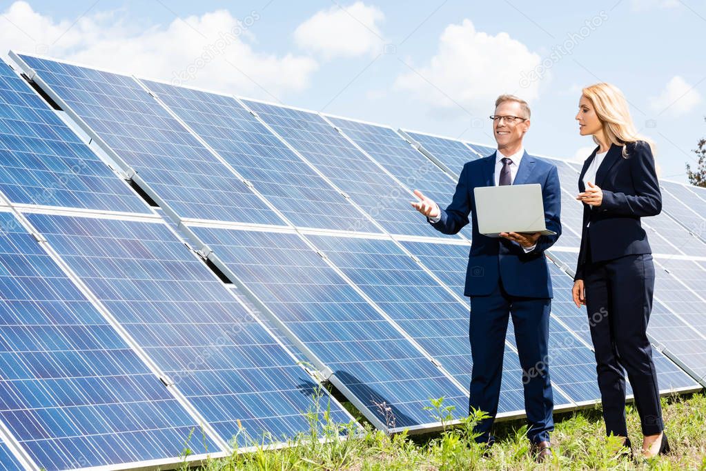 Электрическое устройство с солнечными панелями - оптимизированный текст для изображения.