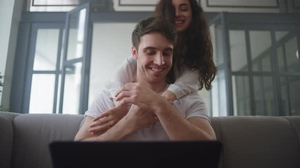 Лицо счастливого человека улыбается, работая на ноутбуке, компьютере.