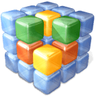 Торт ко дню рождения с кремом на фоне игрушек и мебели.