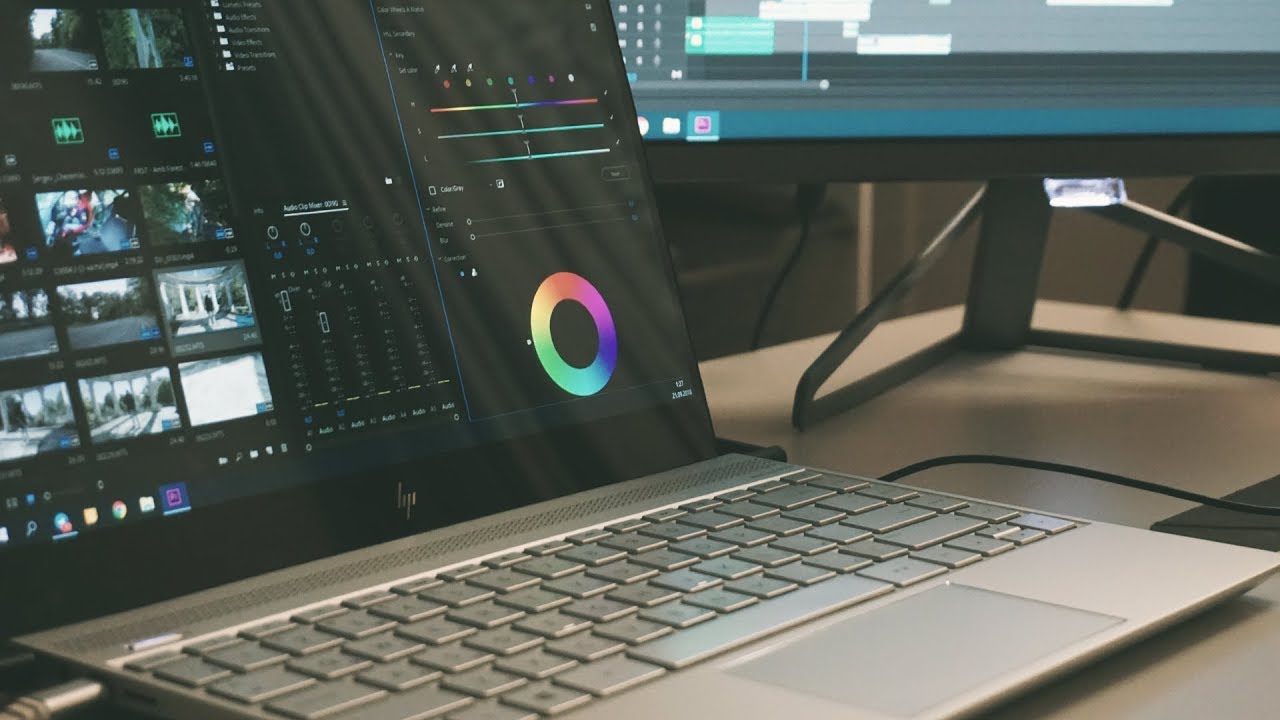 Ноутбук с клавиатурой, предметы компьютерной аппаратуры и электроника.