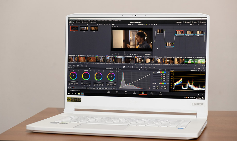 Персонал с ноутбуком и монитором, работающий в офисе. Компьютерная техника и клавиатура.