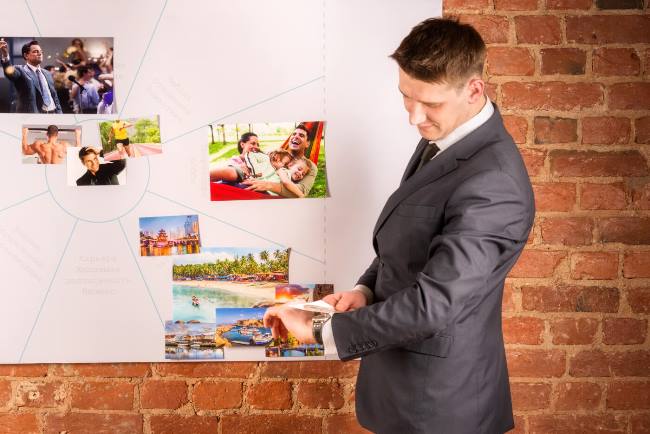 Рекламный постер с искусством: люди в стильных пальтох.