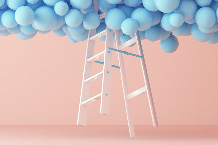 Воздушные шары и люди на празднике. Человек обнимает шар.