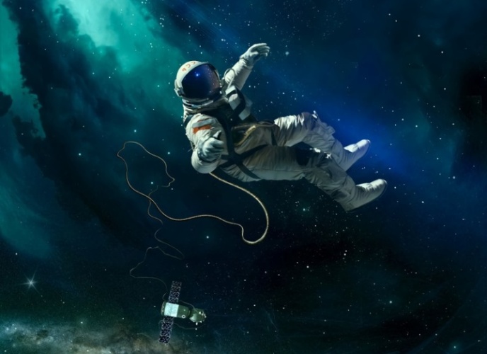 Взрослый мужчина на улице в шлеме и перчатках, занимается активными отдыхом.