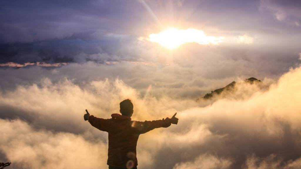 Пейзаж с восходом солнца на фоне неба и облачков. Nature, Outdoors, Sky.