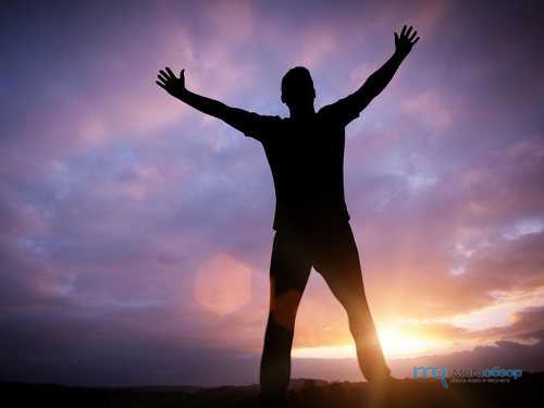 Силуэт человека на фоне заката в природе с небесами восхода и заката.