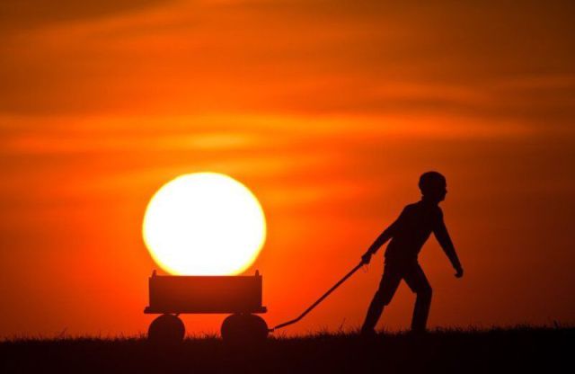 Человек гуляет на фоне природы с небом в шаге.