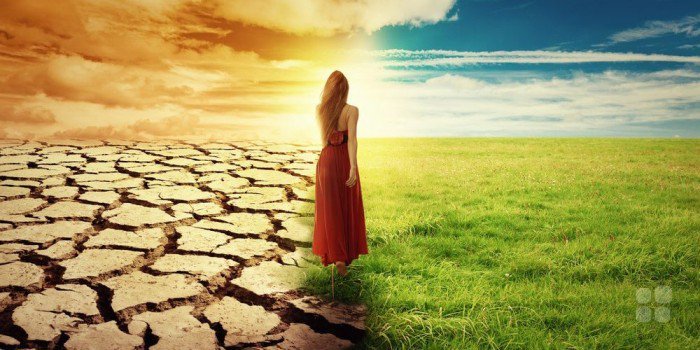 Фотография природного пейзажа: человек в платье прогуливается по траве под небесным светом.