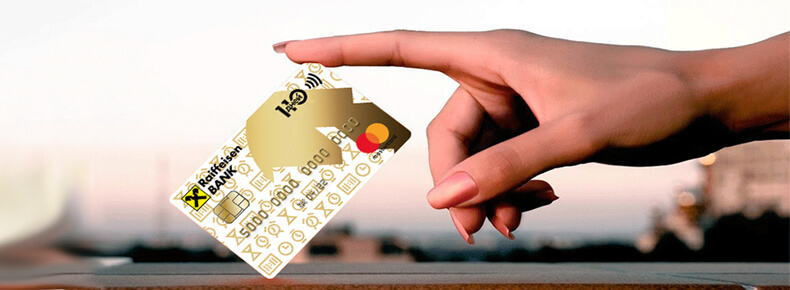 Человек держит кредитную карту с QR-кодом на фоне текста.