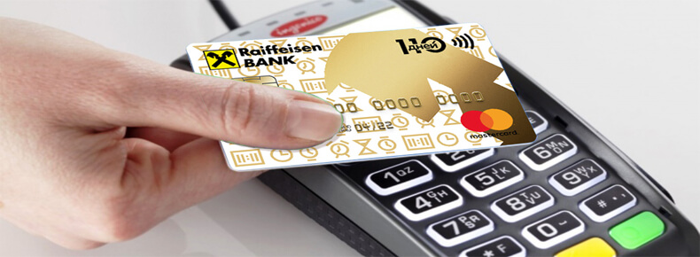 Человек с текстом, кредитной картой покупает электронику и мобильный телефон.