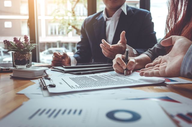 Человек, держащий документ с текстом - оптимизированный текст для изображения.