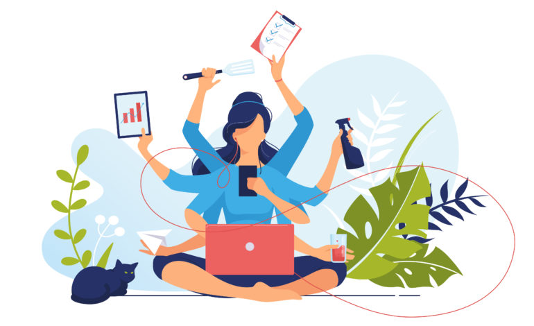 Взрослая женщина убирается, держа вилку, окружена кошкой – картина домашнего комфорта.