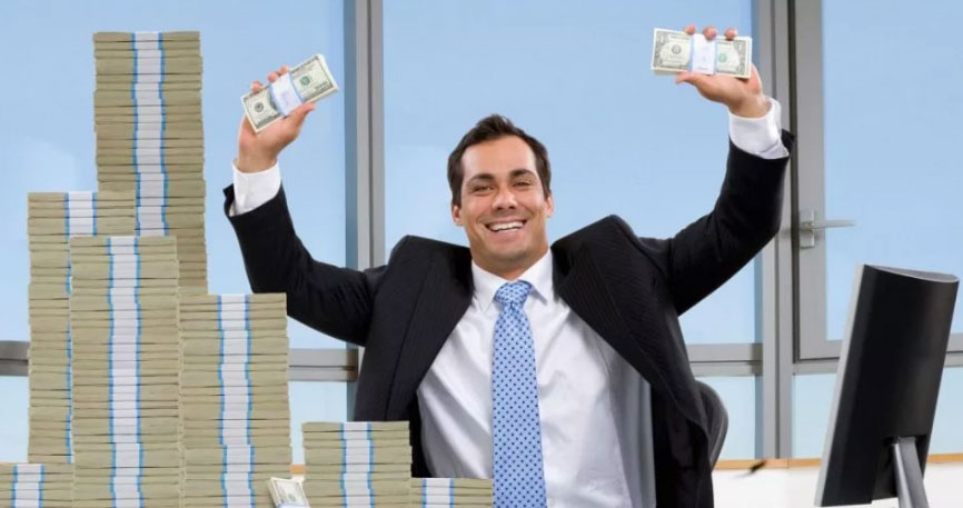 Мужчина в счастливом костюме с головой, улыбающийся, носит галстук.