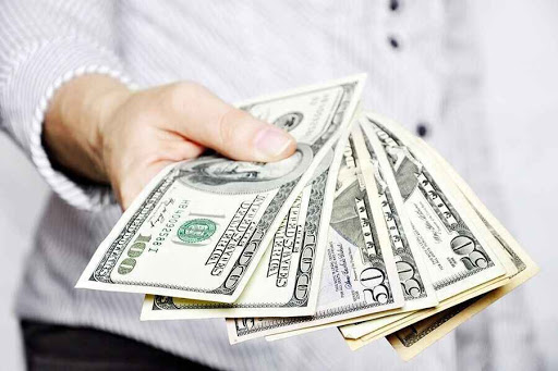 Доллары в кошельке: деньги и аксессуары в стильном портмоне.