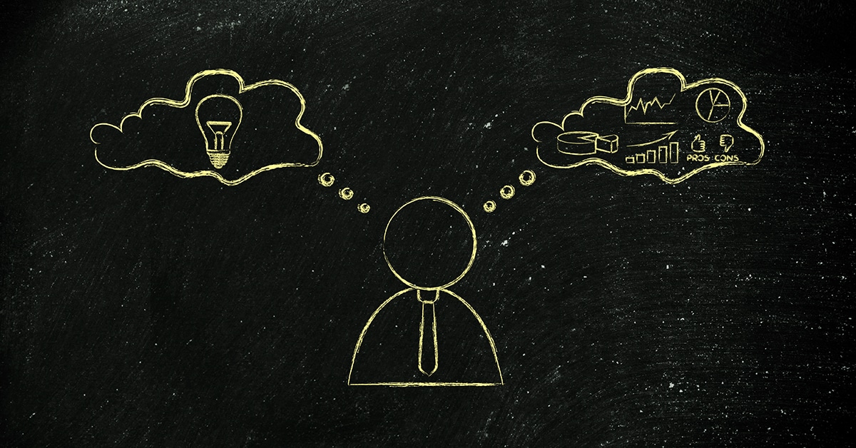 Черная доска с мелом и рукописями - идеальное место для обучения.