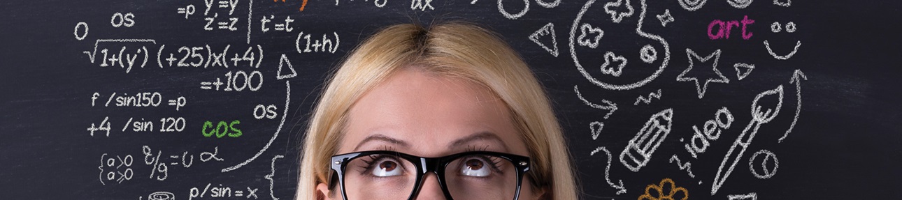 Взрослая женщина в очках, с аксессуарами, смотрит на текст на доске.