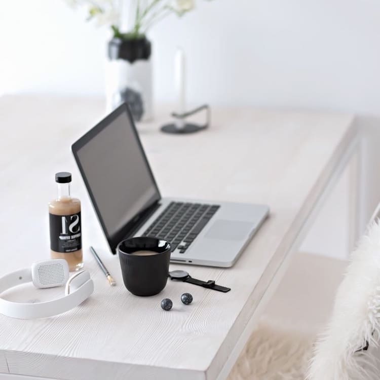 Мебель для компьютера - стол с ноутбуком, ПК и монитором на столешнице.