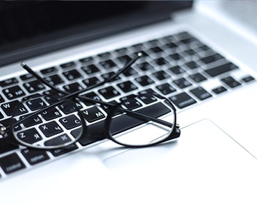 "Фото ноутбука и клавиатуры с компьютерной техникой, электроникой и аксессуарами"