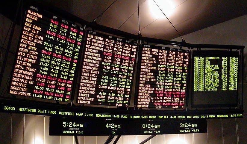 "Электроника: компьютерное аппаратное обеспечение, монитор и телевизор на экране."