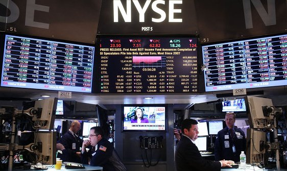 Мужчина смотрит на экран монитора - компьютерное оборудование и электроника.