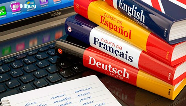 Книга с изображением динамита, оружия и электроники на обложке публикации.