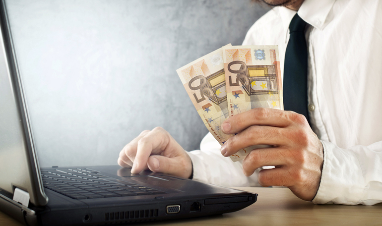 Мужчина в галстуке за компьютерной клавиатурой с ноутбуком - электроника и компьютер.