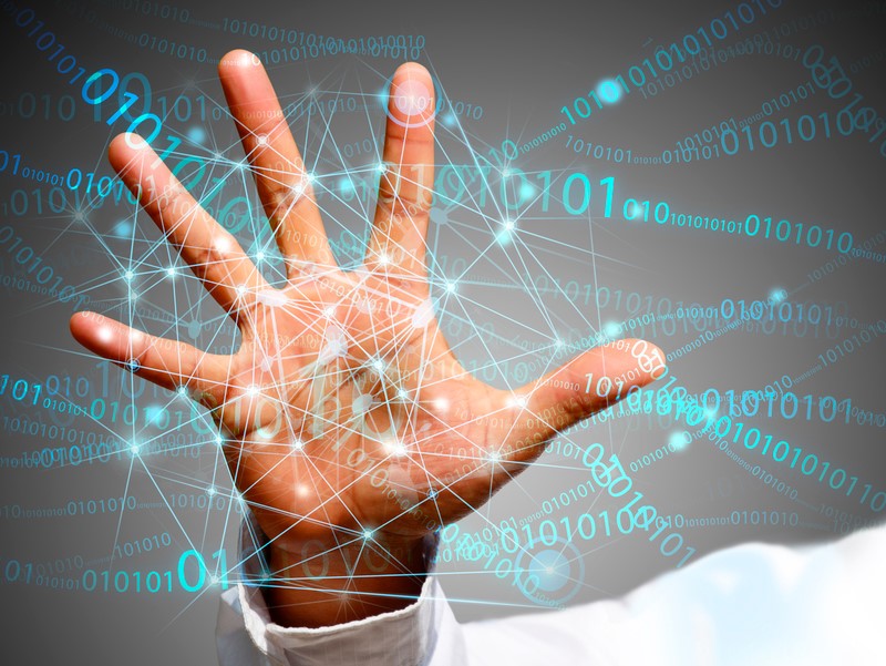 Человек показывает пальцем на руке.