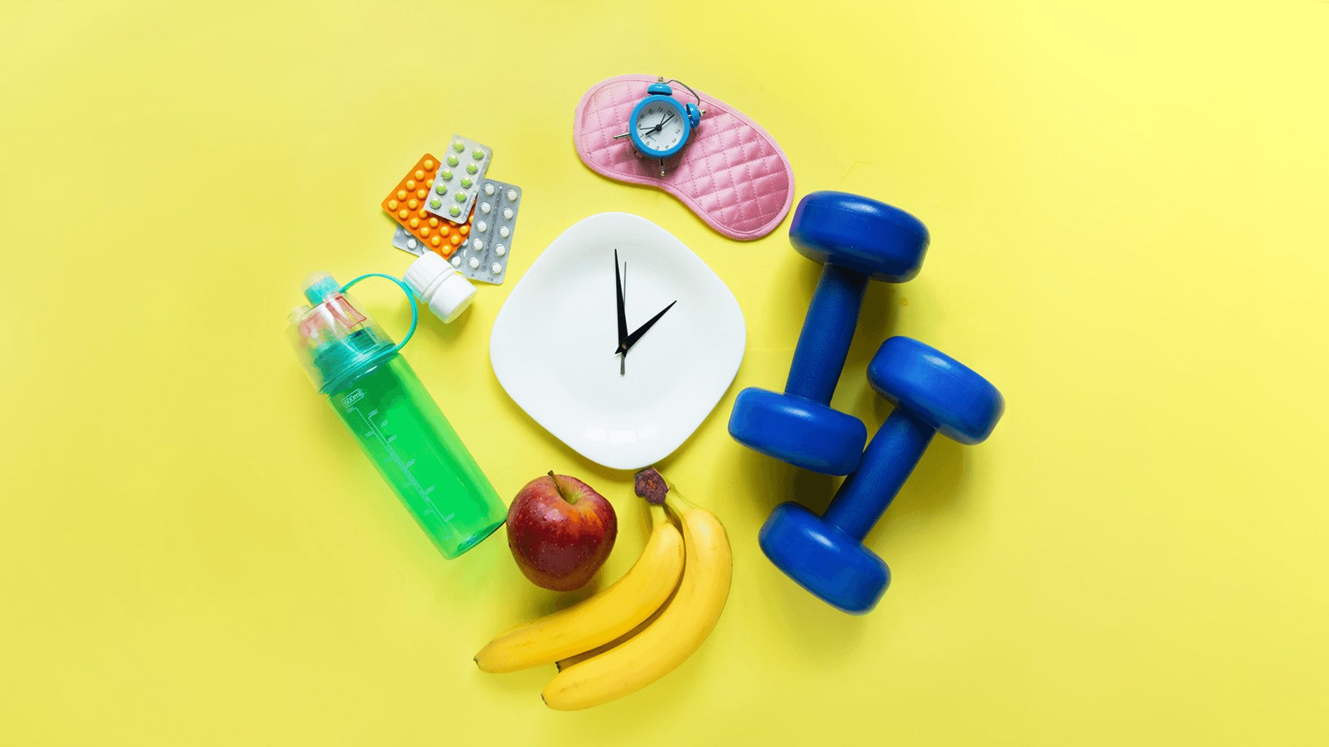 Бананы, яблоки и косметика на тарелке с обувью и парфюмерией.