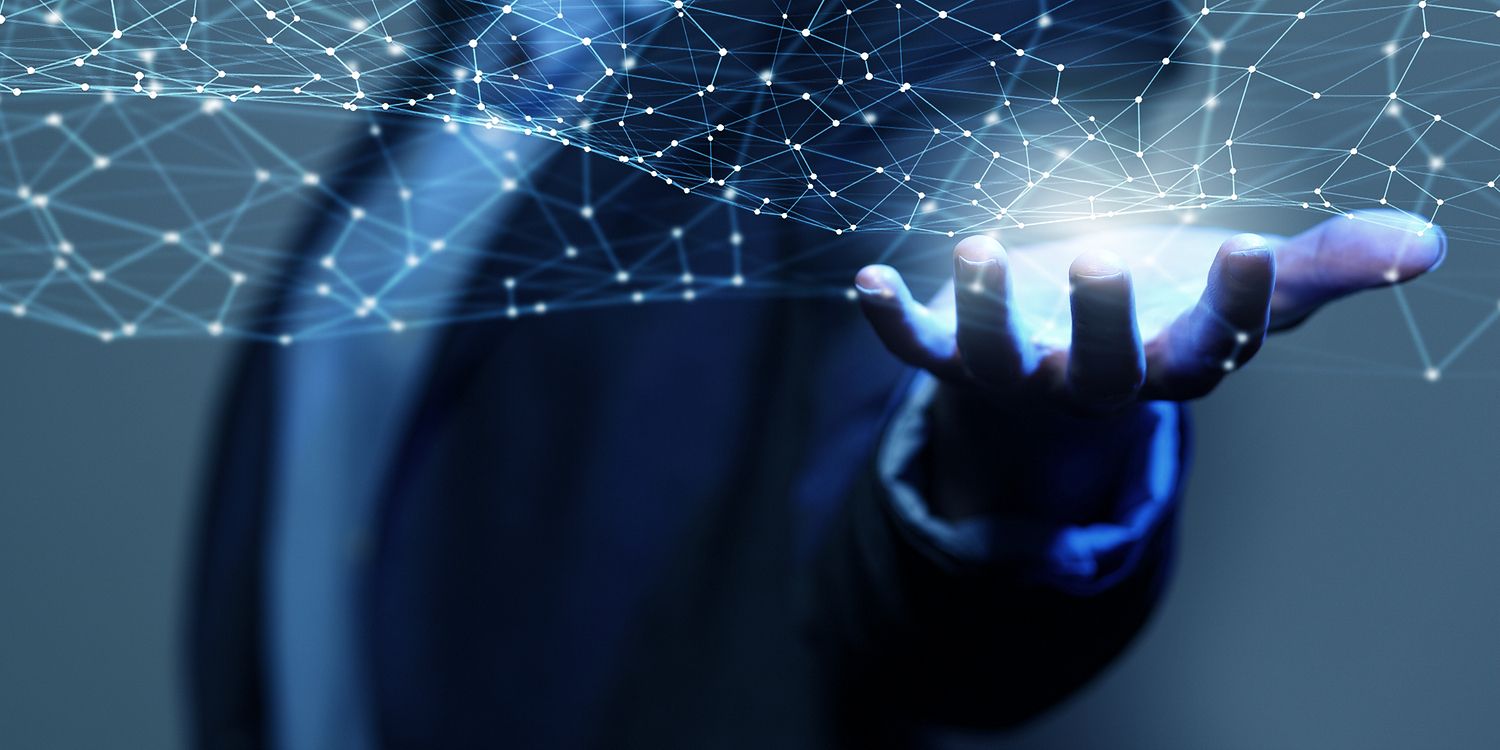 Рука мужчины с пальцем на светлом фоне. Фотография взрослого мужчины.