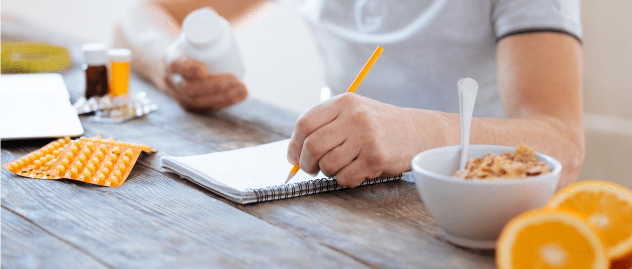 Человек пишет на бумаге: ключевые слова - Человек, Письмо.