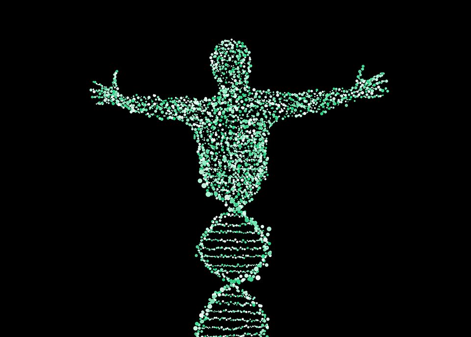 Крест символизирует духовность искусства в аксессуарах на фоне человека.