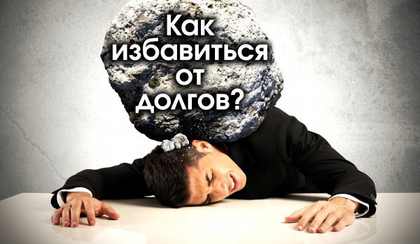 Мужчина с выразительным портретом, держит пальцы возле лица. Фотография взрослого мужчины.