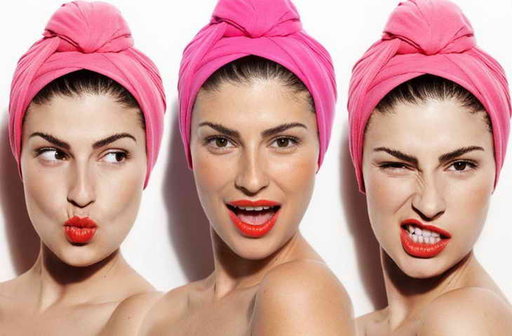 Фотография портрета человека с тюрбаном, шарфом и косметикой на лице.