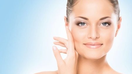 Фотография портрета счастливого человека с улыбкой, крупный план лица и шеи.