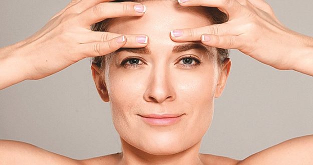 Женщина с фотографии: портрет взрослой женщины с ухоженной кожей лица.