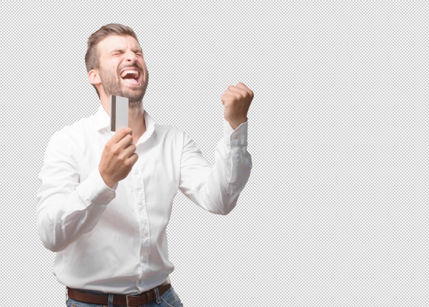 Мужчина в яркой рубашке, сердитого и счастливого выражения лица, кричит.
