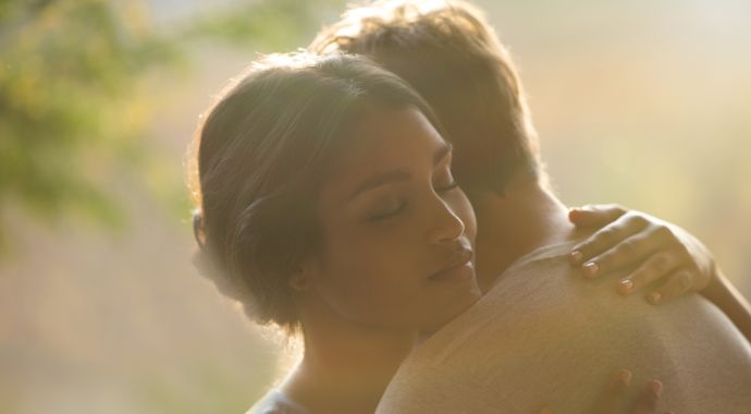 Взрослая женщина, обнимая другую женщину, выражая романтические чувства, близко.