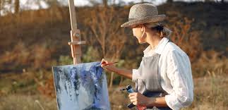 Холст для фотографии с одеждой, шляпой и кистью на устройстве.