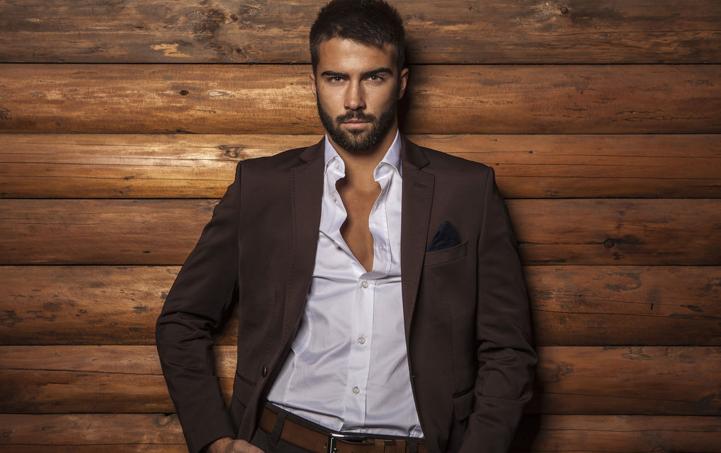 Интерьерный дизайн. Мужчина в форменном пиджаке. Взрослый мужчина в пиджаке.