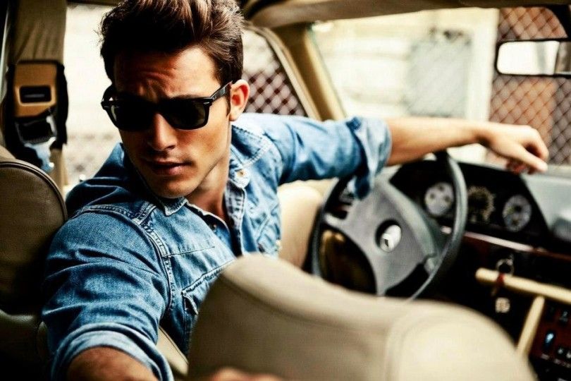 Мужчина в солнечных очках за рулём автомобиля. Adult male driving vehicle, wearing glasses and sunglasses.