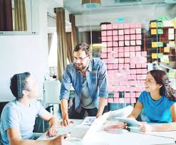 Люди в больнице: женщина и мужчина с красивыми лицами и головами.