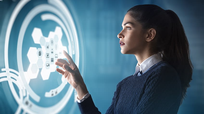 Женщина взрослого возраста с уверенным выражением лица - персона, безопасность, взрослая.