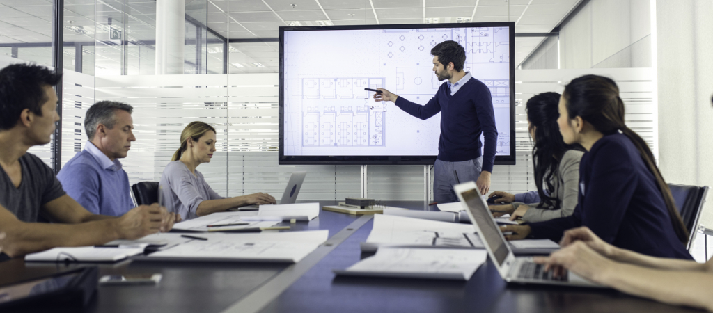 Взрослый мужчина и женщина, смотрят на монитор ноутбука, концентрированные лица.