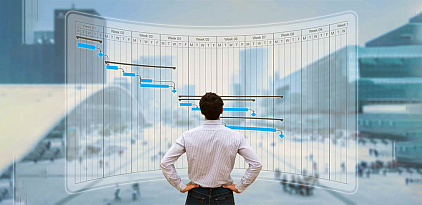 Взрослый мужчина представлен на диаграмме Ганта, иллюстрирующей процесс выполнения задач.